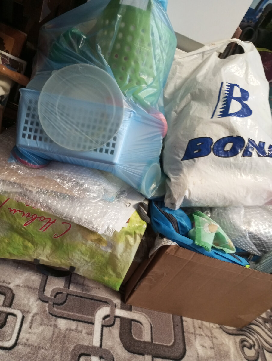 Фото автора. Я освобождала шкафы и выносила всё в комнату. 