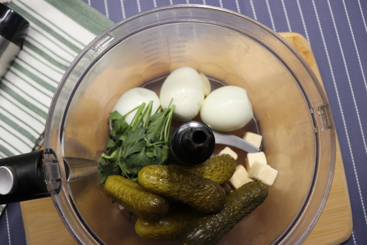 Делаем начинку для бутербродов со шпротами. В блендере измельчаем продукты, до однородной массы