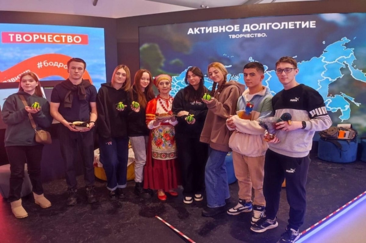    Астраханка на выставке «Россия» научила делать арбуз из шерсти