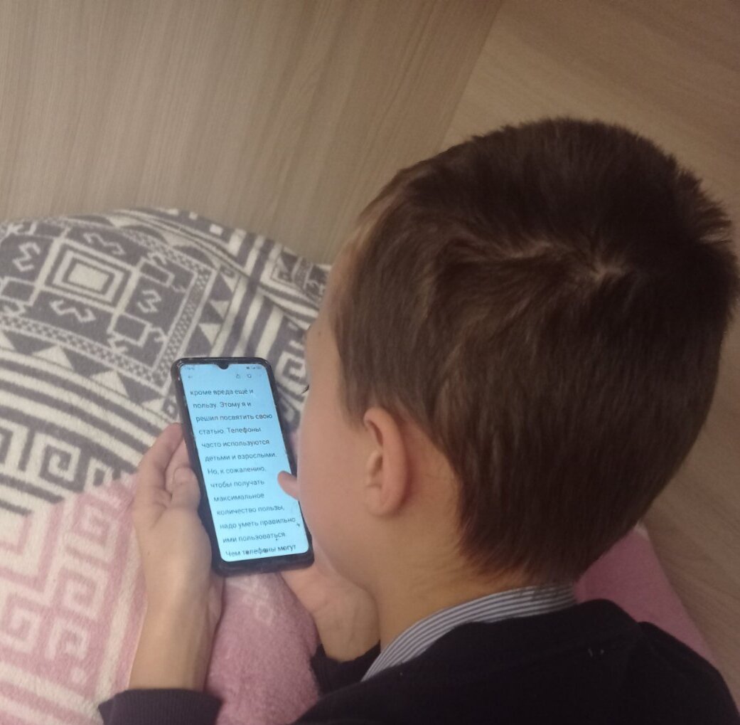 Любитель чтения на розовом покрывале:)