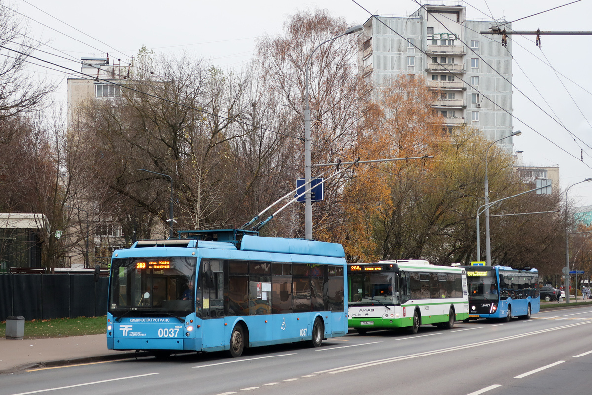Химкинский троллейбус на Планерной улице в Москве. Фото 2022 года. 