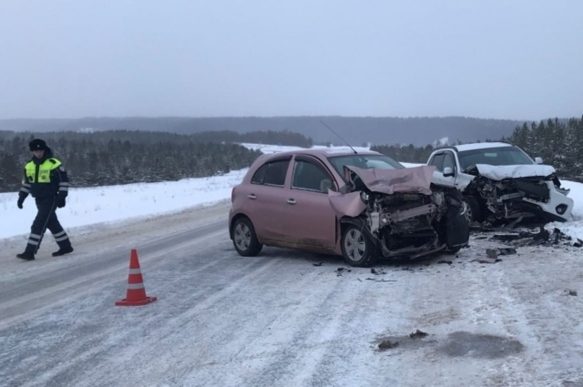    На 30-м километре дороги «Сарапул-Воткинск» столкнулись автомобили Mitsubishi и Nissan.