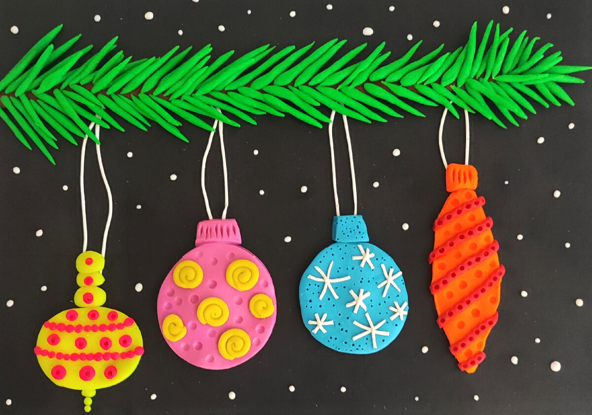 Готовый вариант аппликации из пластилина на картоне Ёлочные игрушки на веточке ёлки.