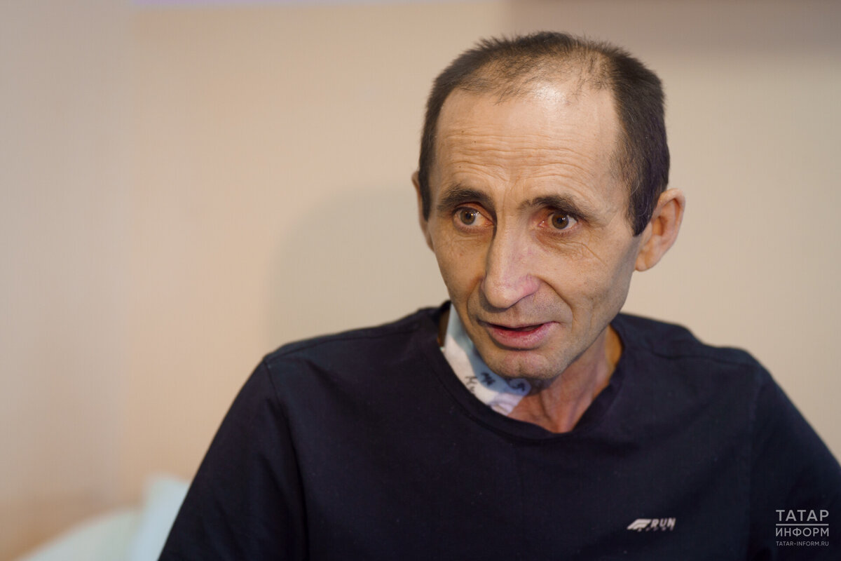 Сергей Пушкин из Менделеевска еще шесть с половиной лет назад почувствовал, что что-то образовалось в животе. Фото: © Владимир Васильев / «Татар-информ»