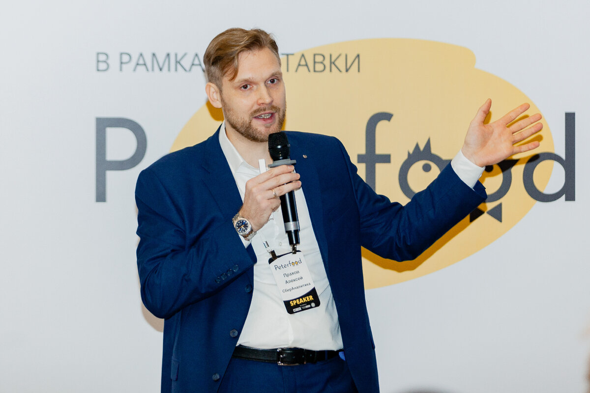 В рамках форума «Петербургского Продовольственного Форума» на выставке «Петерфуд-2023»  руководитель аналитических проектов в категории розничных товаров СберАналитики, Алексей Прахов,  рассказал о многофакторном подходе к определению целевой аудитории в FMCG. Делимся основными тезисами из разбора особенностей поколений, поколения Z в частности.