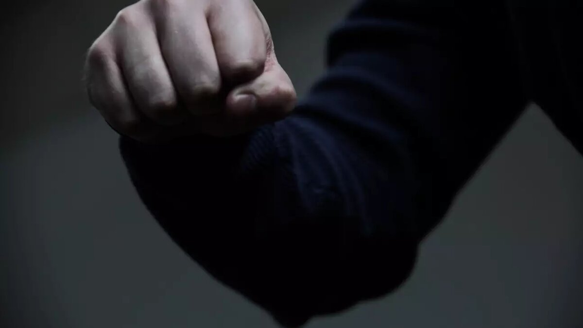     В минувшие выходные во дворе дома №49 по улице Дубравная в Казани произошла массовая драка. По информации движения StopCityRacing, все случилось из-за нарушения правил парковки мигрантом.