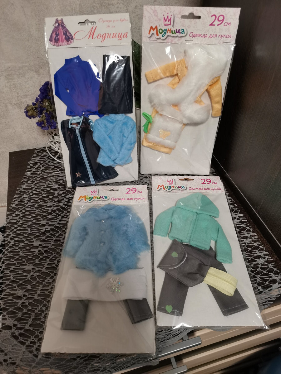 1 - две водолазки с юбкой и сарафаном, 2 - юбочка с шубкой и сумочкой, 3 - шуба с брюками и шарфиком, 4 - куртка с рюкзачком и бермудами.