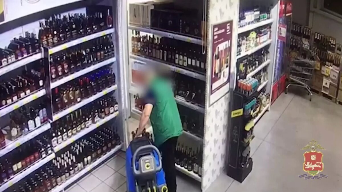     В Черногорске работница клининговой компании, убираясь в магазине, украла коньяк. Она спрятала алкоголь в пылесос.