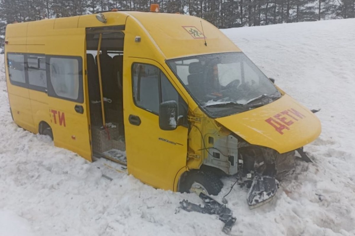    В СКР по Удмуртской республике рассказали, что в школьном автобусе находились 18 человек.