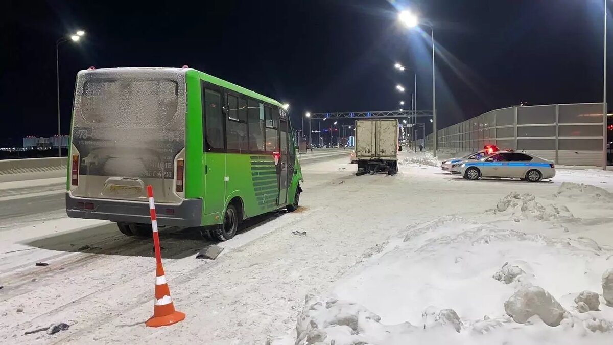     В Тюмени нетрезвый водитель маршрутного автобуса устроил сегодня утром аварию. На улице Федюнинского 35-летний водитель врезался в ГАЗель.