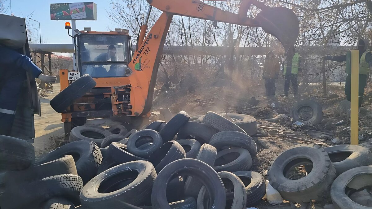     Владивосток методично избавляется от старых использованных покрышек, которые разного рода нерадивые автомобилисты оставляют на обочинах и в лесополосе в пределах города.