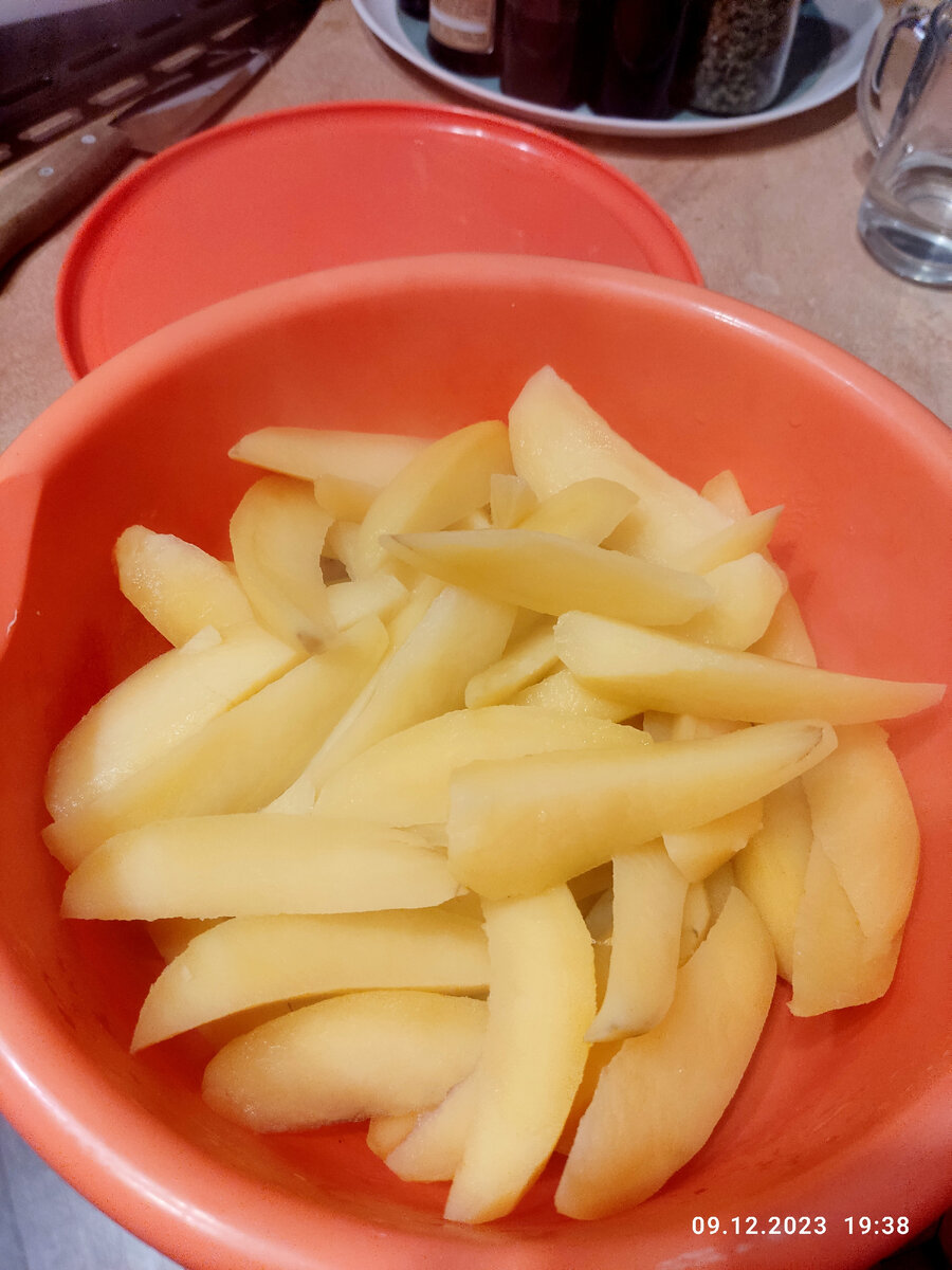 Просто! Быстро!! Вкусно!!! Поехали 🧑🏼‍🍳 Картошку чистим и режем дольками. Отправляем картофельные дольки в кипящую подсоленную воду. Через 3 минуты сливаем всё в дуршлаг.-2