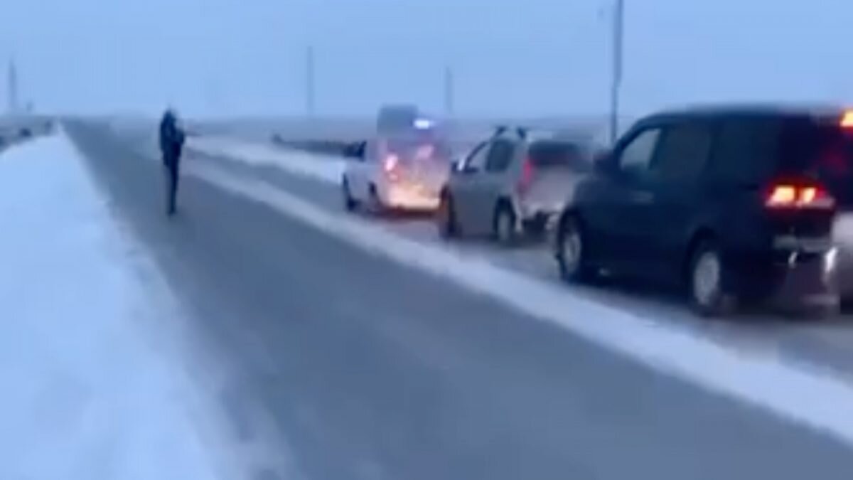 В Атырау полицейские помогли свыше 150 застрявшим водителям | Bizmedia.kz |  Дзен