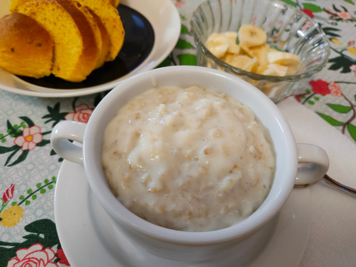 Традиционная овсянка, тыквенные булочки (испекла их накануне вечером). Половину булочек специально сделала плоскими, чтобы приготовить на ужин бургеры 🍔🙂