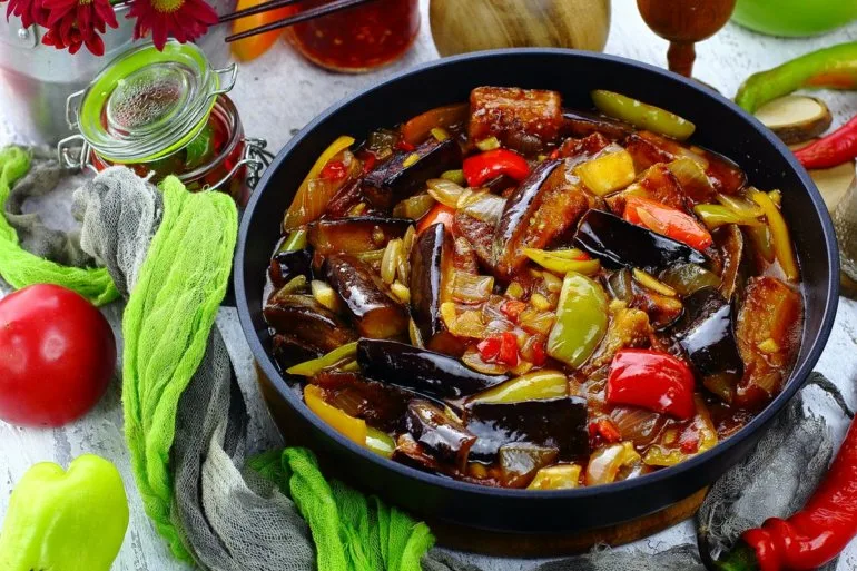 Жареные баклажаны по китайски. Жареные баклажаны по китайски. Баклажаны в китае. Запеченные баклажаны в сладком соусе. Баклажан с чесноком на сковороде.