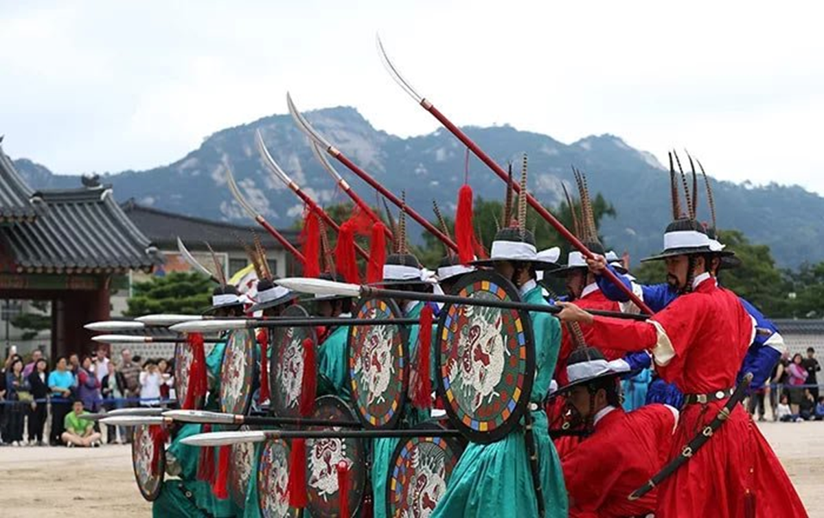 Over the centuries korea invade. Корейский воин Чосон. Корейские воины эпохи Чосон. Воины королевства Чосон.