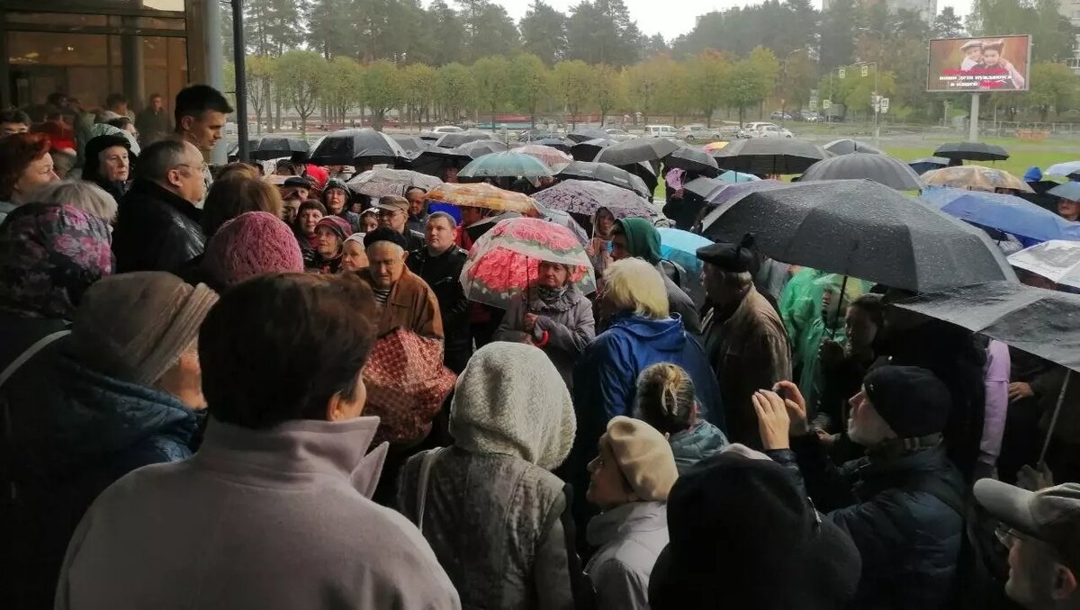     «РУСАЛ» подбирает в Ленобласти место для глинозёмного завода в Ленобласти. Интересы промышленного гиганта и государства сейчас совпадают. Из-за санкций на иностранное сырье, нужно его срочно импортозамещать. У общественности и экологов вопрос один: почему завод снова строят у людей «на головах»?
