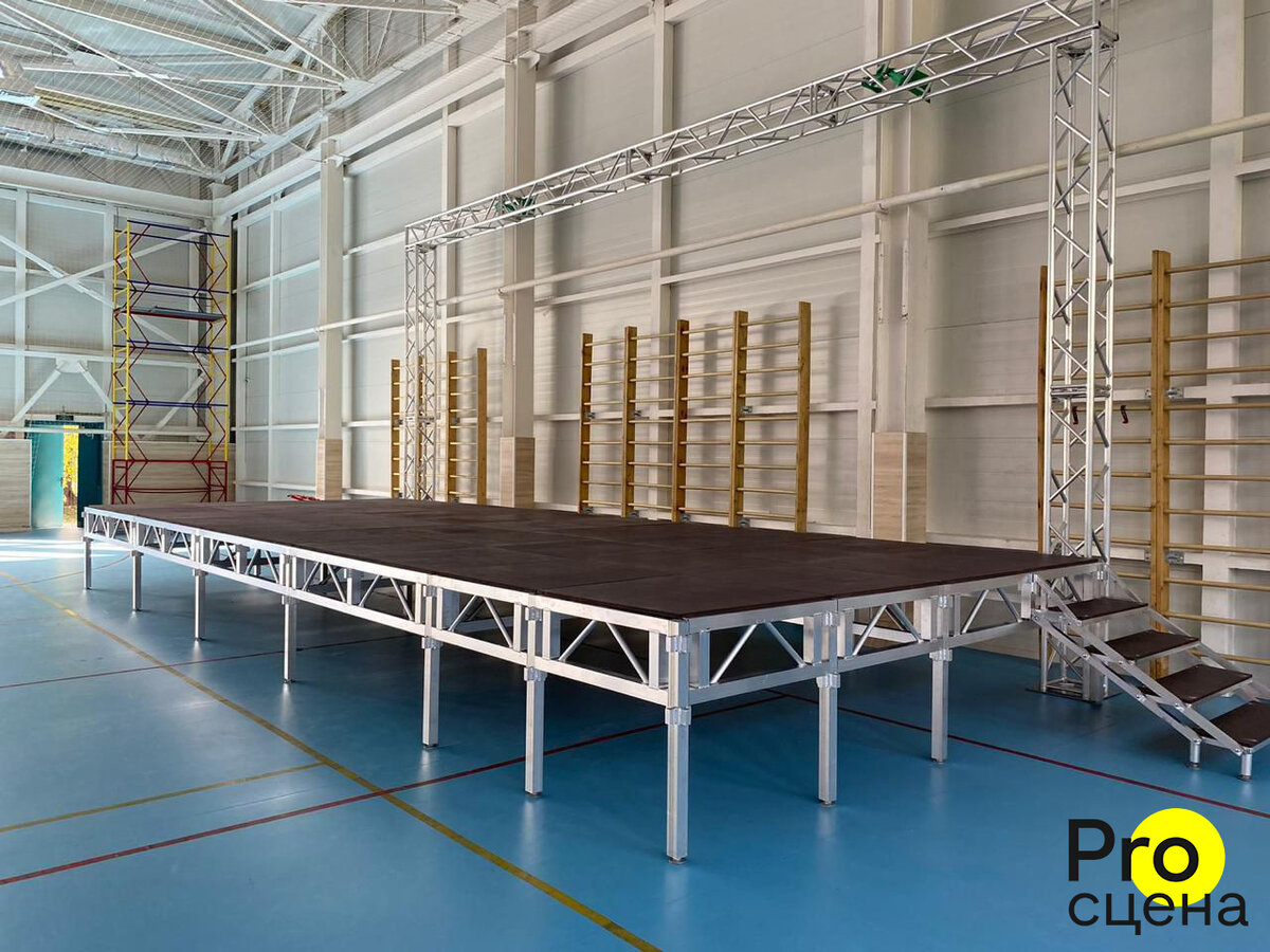 Алюминиевый сборно-разборный подиум с подвесом для баннера.