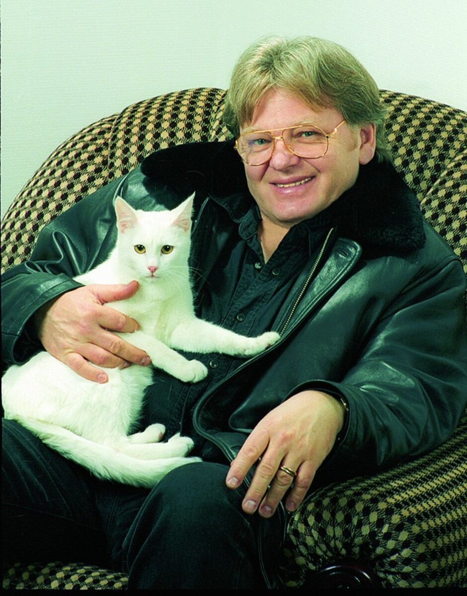 Юрий Антонов с котом