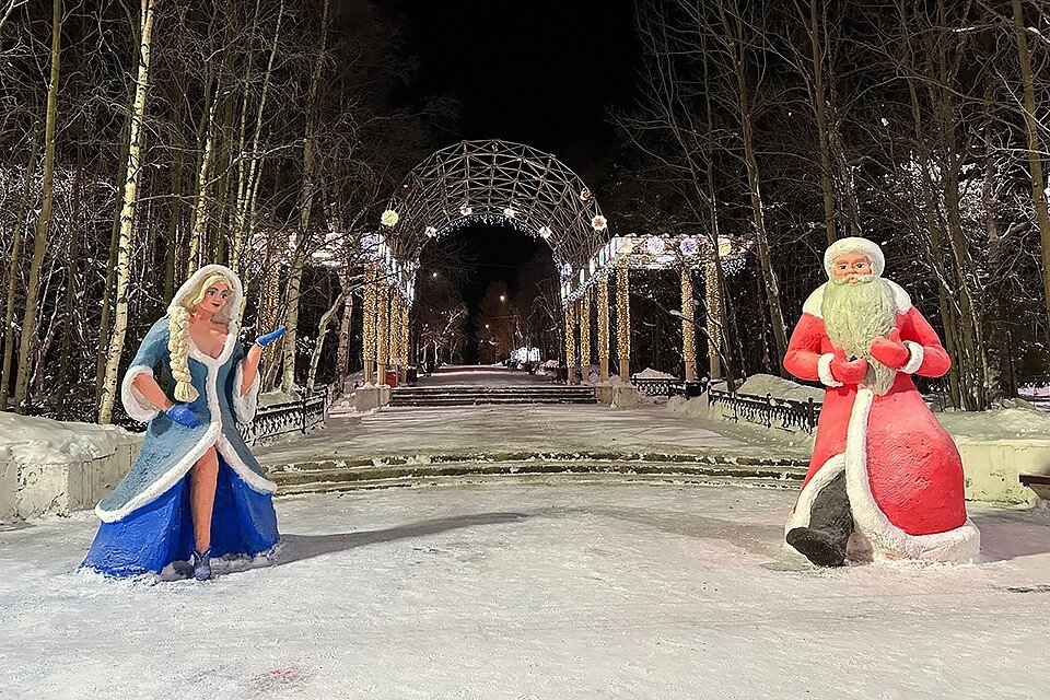    На входе в городской парк слепили Снегурочку и Деда Мороза. Фото: администрация города Мончегорска