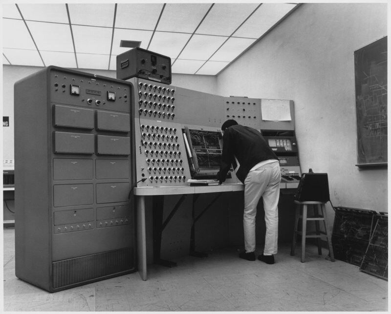 Компьютеры 1970 годов. Мэйнфреймы IBM 1960. Компьютер IBM 1970. Ламповые ЭВМ БЭСМ-2. Мэйнфреймы 1950.