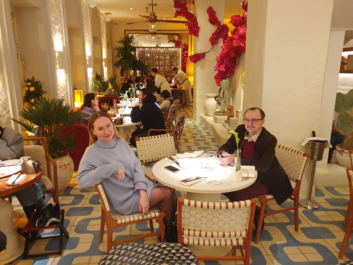 Общий вид зала ресторана "Пафос", включая Наталью и Илью