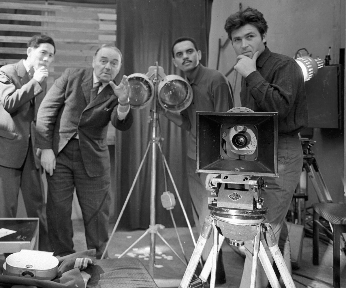 Профессор Борис Волчек (второй слева) обсуждает со студентами сцену в съемочном павильоне Всесоюзного института кинематографии в Москве © Sputnik / Соловьев