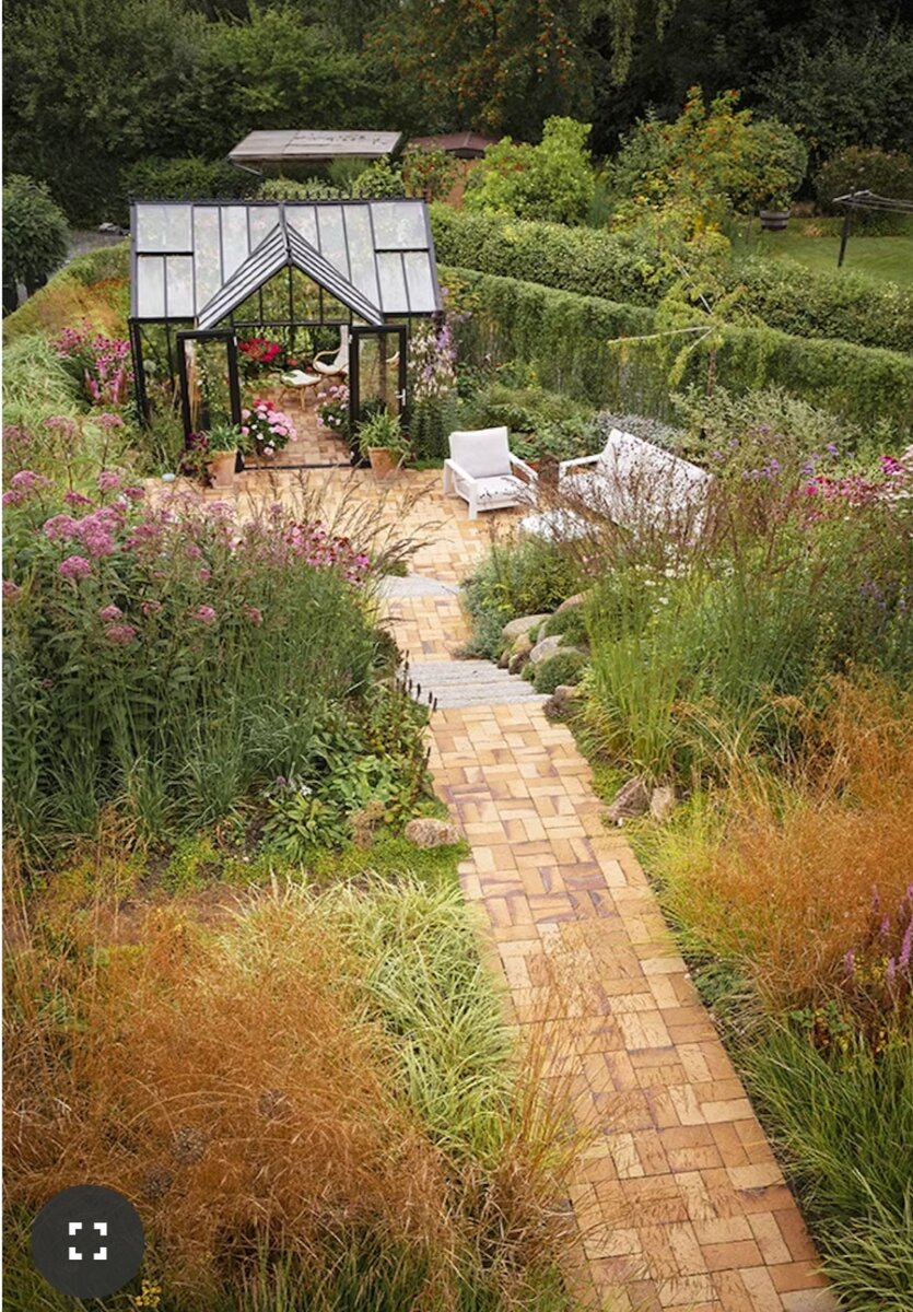 Теплица вписана в уголок 