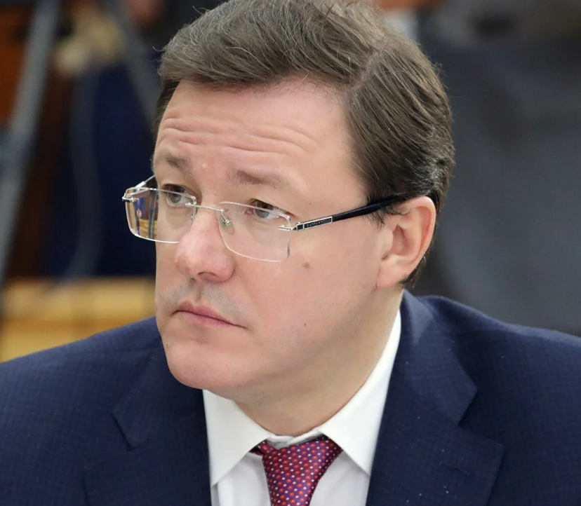 1.Азаров (Самарская область). Ситуативно испытывает на себе наибольшее количество рисков и информационных атак. Против Азарова говорит и социально-экономическая повестка.-2