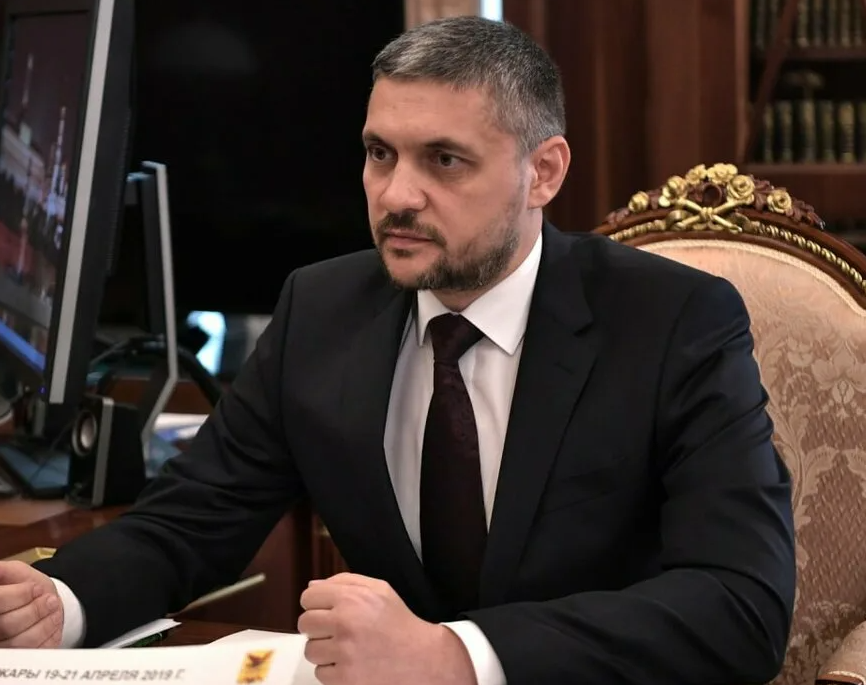 1.Азаров (Самарская область). Ситуативно испытывает на себе наибольшее количество рисков и информационных атак. Против Азарова говорит и социально-экономическая повестка.-3