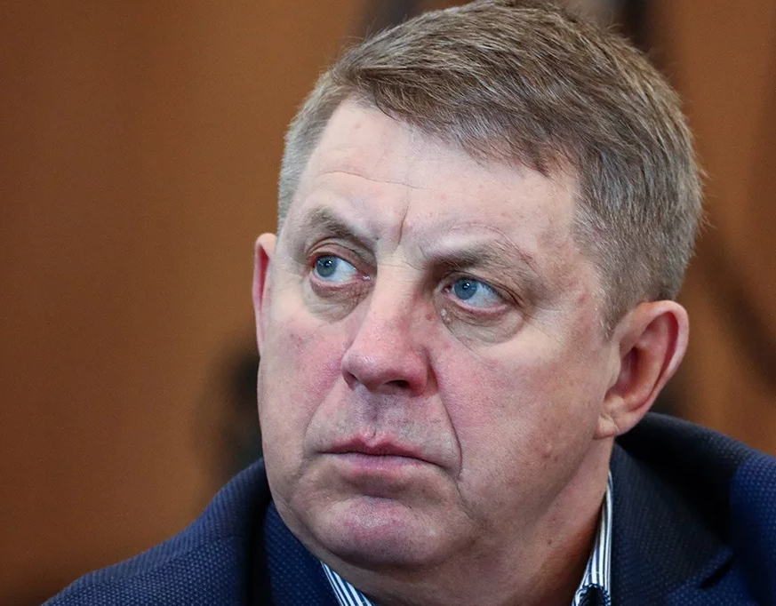 1.Азаров (Самарская область). Ситуативно испытывает на себе наибольшее количество рисков и информационных атак. Против Азарова говорит и социально-экономическая повестка.-4