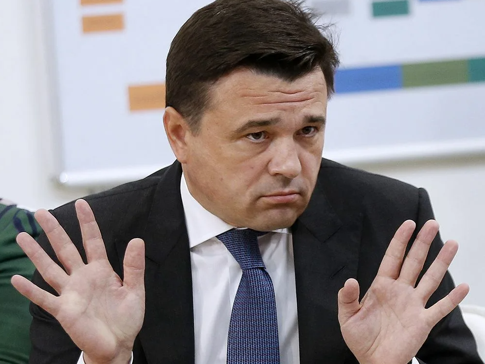 1.Азаров (Самарская область). Ситуативно испытывает на себе наибольшее количество рисков и информационных атак. Против Азарова говорит и социально-экономическая повестка.-6