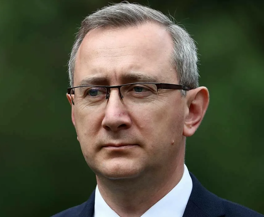 1.Азаров (Самарская область). Ситуативно испытывает на себе наибольшее количество рисков и информационных атак. Против Азарова говорит и социально-экономическая повестка.-7