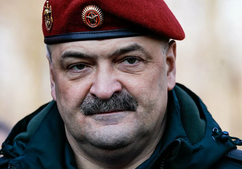 1.Азаров (Самарская область). Ситуативно испытывает на себе наибольшее количество рисков и информационных атак. Против Азарова говорит и социально-экономическая повестка.-8