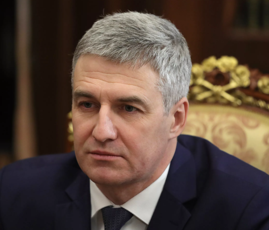 1.Азаров (Самарская область). Ситуативно испытывает на себе наибольшее количество рисков и информационных атак. Против Азарова говорит и социально-экономическая повестка.-10
