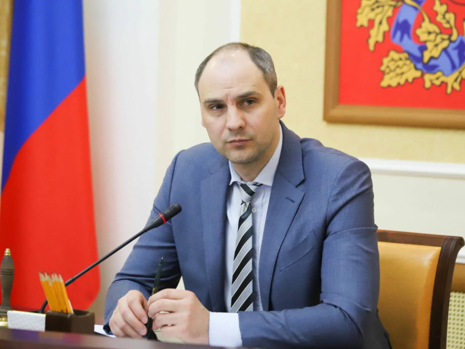 1.Азаров (Самарская область). Ситуативно испытывает на себе наибольшее количество рисков и информационных атак. Против Азарова говорит и социально-экономическая повестка.-12