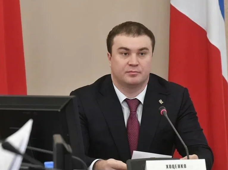 1.Азаров (Самарская область). Ситуативно испытывает на себе наибольшее количество рисков и информационных атак. Против Азарова говорит и социально-экономическая повестка.-13