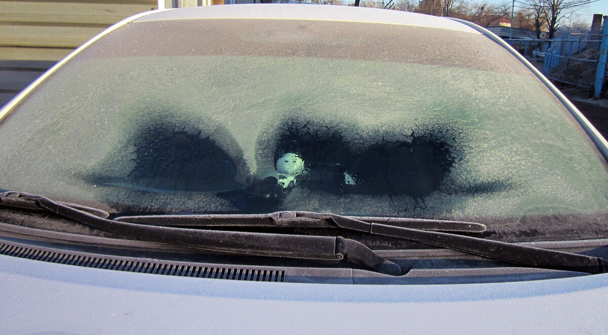 Как оперативно убрать лед с лобового стекла автомобиля: 4 способа