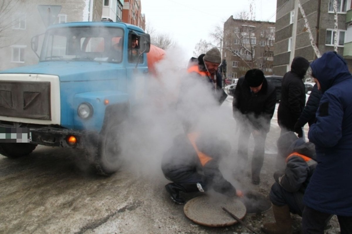    Мэр Омска о затоплении дома: ресурсники не уйдут с объекта до конца ремонта