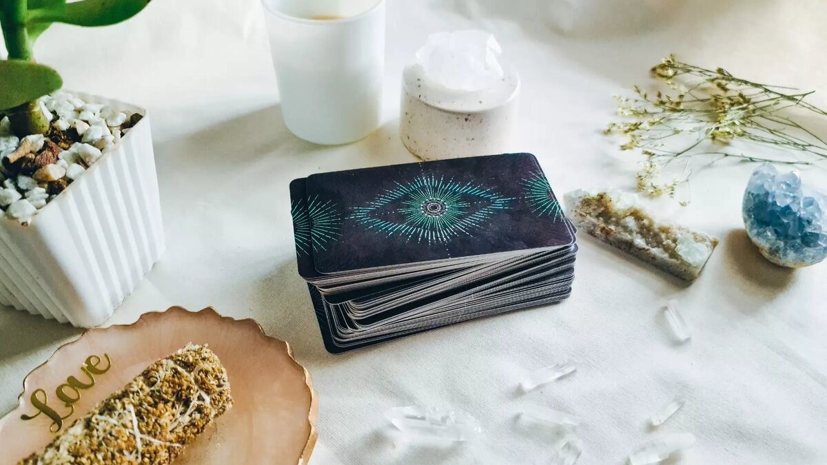     В Аскизском районе 17-летняя девочка захотела приворожить возлюбленного. Однако вместо гадалки наткнулась на мошенников и лишилась карманных денег.