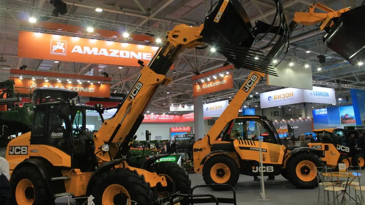 Фото: © Артём Борисов / Glavpahar.ru Фотография носит иллюстративный характер (на фото погрузчики JCB в РФ)