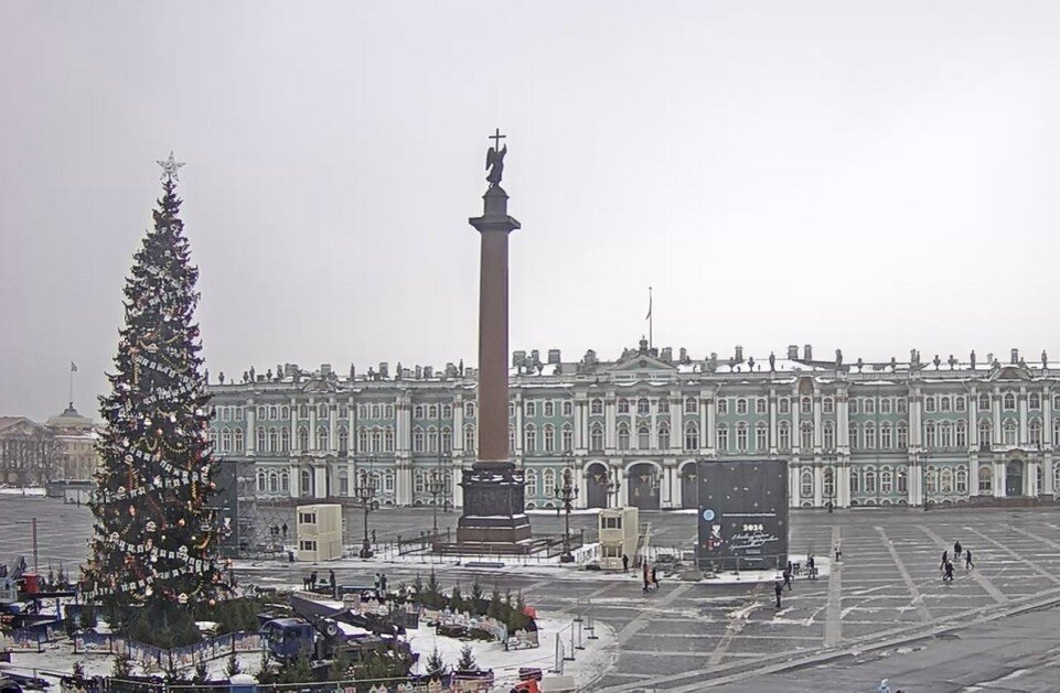    В Петербурге нарядили праздничную елку. Фото: Онлайн-трансляция с Дворцовой площади