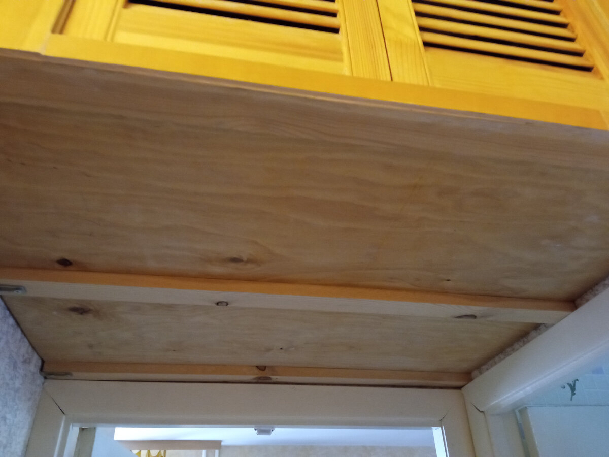 Эту часть антресоли сделала я (и папа помог). А вот дверцы приделать у меня не получилось. 