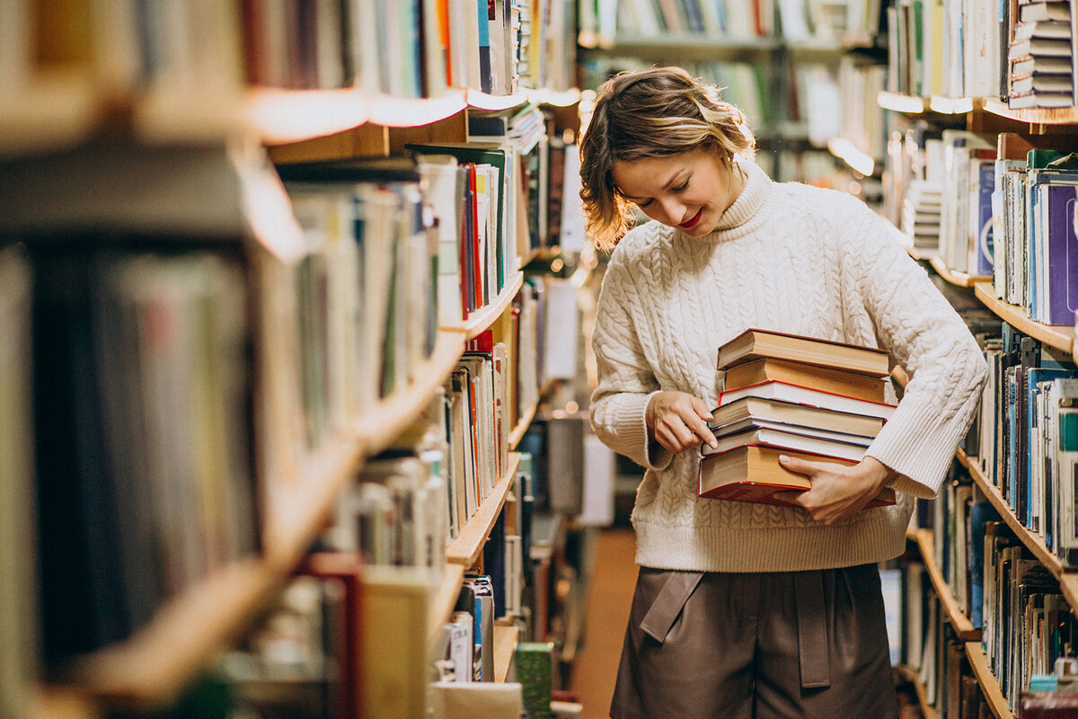 Во время челленджа по чтению можно брать книги у друзей или в библиотеке. Автор фото: senivpetro (источник Freepik). 