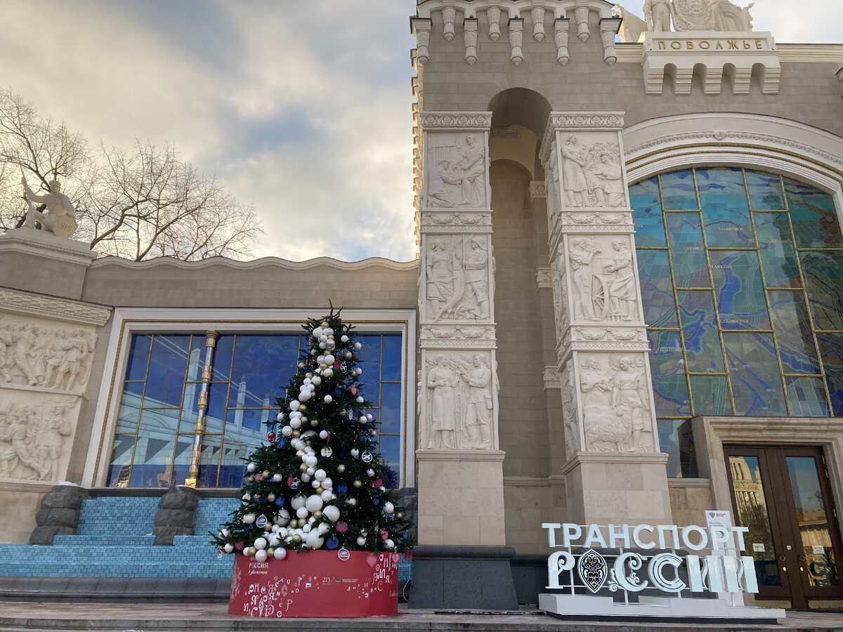 Для примера: вот так впечатляющее сейчас выглядит отреставрированный фасад павильона "Поволжье"