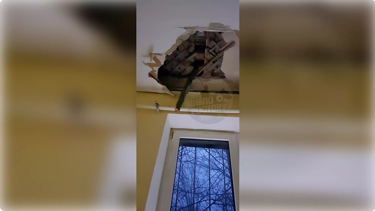     В Ростовской области упавшая ветра повредила два квадратных метра крыши психиатрической больницы, сообщили в правительстве региона.