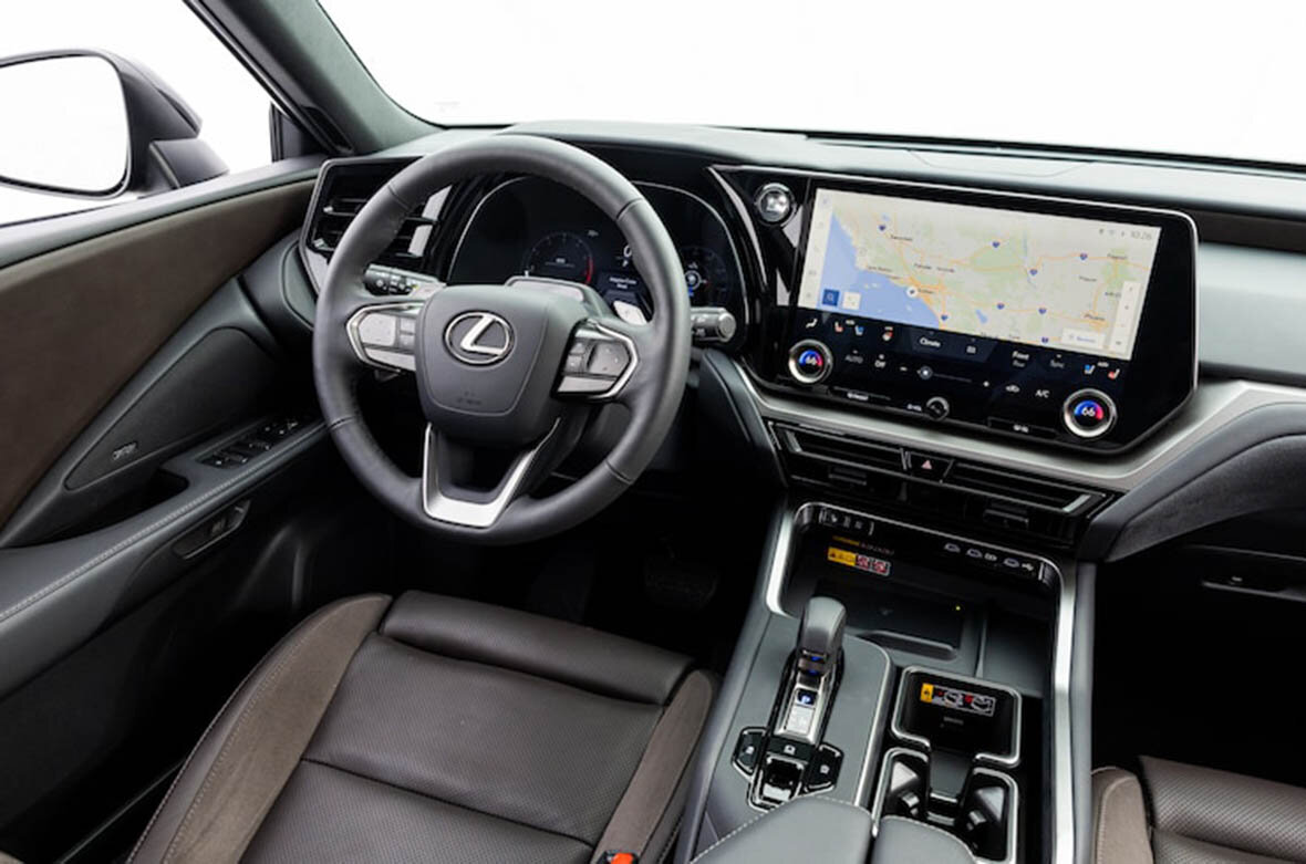 Этот экран в сочетании с 12,3-дюймовой цифровой приборной панелью делает салон очень современным. В Lexus TX 350 есть семь USB-портов - по одному на каждого пассажира. Другие приятные мелочи в салоне - это небольшой рычаг переключения передач, который оставляет центральную консоль просторной , и "нажимные" дверные ручки, которые отличаются от традиционных. Все эти вещи взяты из других моделей Lexus, таких как NX и RX, что делает общий опыт нахождения в салоне знакомым для настоящих или бывших владельцев Lexus.