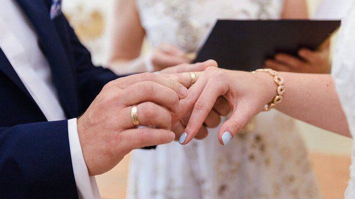    Ежегодно в органы ЗАГС обращаются свыше 250 тысяч курян