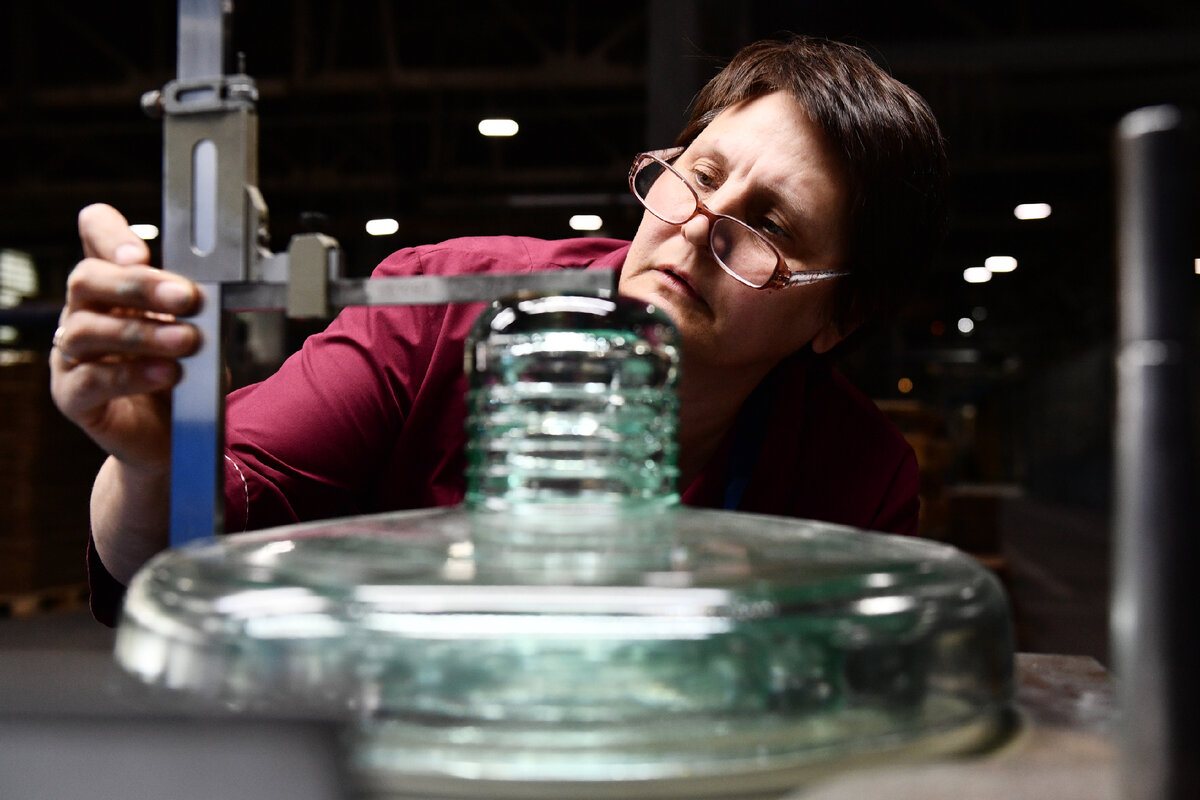 Южноуральский производитель оборудования для линий электропередачи, арматура и изоляторы которого использовали при строительстве высоковольтки Каир-Суэц и для создания линии длиной 1400 км, которая в будущем соединит между собой четыре страны Азии, планирует расширять поставки Made in Russia в Африку и на Ближний Восток. В 2022 году ЮАИЗ уже успел найти российских поставщиков взамен выпадающих импортных комплектующих и нарастить собственное производство. 