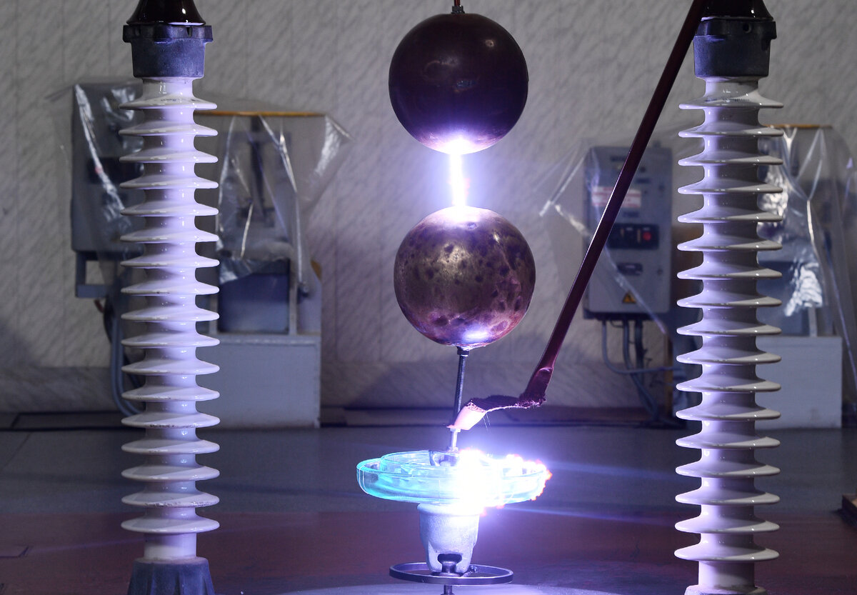 АО «ЮАИЗ» (крупнейшая производственная площадка холдинга «Global Insulator Group», GIG) является ведущим производителем линейной изоляции и арматуры в РФ. Входит в тройку лидеров на российском и мировом рынке стеклянных изоляторов: обеспечивает производство 70% рынка РФ и 20% мирового рынка. Выпускает широкую номенклатуру линейных подвесных изоляторов из закаленного стекла, линейную арматуру для воздушных линий электропередачи, фарфоровые опорные и опорно-штыревые изоляторы. Основными клиентами на российском рынке являются «Россети», «МЭС», «ТГК-2», а также предприятия железнодорожного транспорта и нефтегазовой отрасли. В этом году компания празднует юбилей – 65 лет со дня основания. Ежегодно на ЮАИЗ производят: 3,55 млн стеклянных изоляторов, 132 тысячи полимерных изоляторов, 2,16 млн фарфоровых изоляторов и 1,3 млн. штук линейной арматуры. 
Продукция GIG поставляется в энергосистемы России и в более, чем 80 стран мира. 
